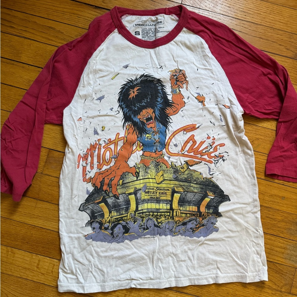 Mötley Crüe UO tour shirt